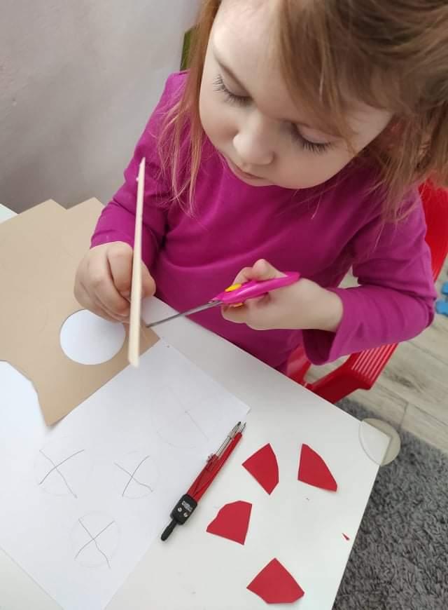 Distanční výuka v MŠ Kamarád (Ten dělá to a ten zas tohle:-)) - 99