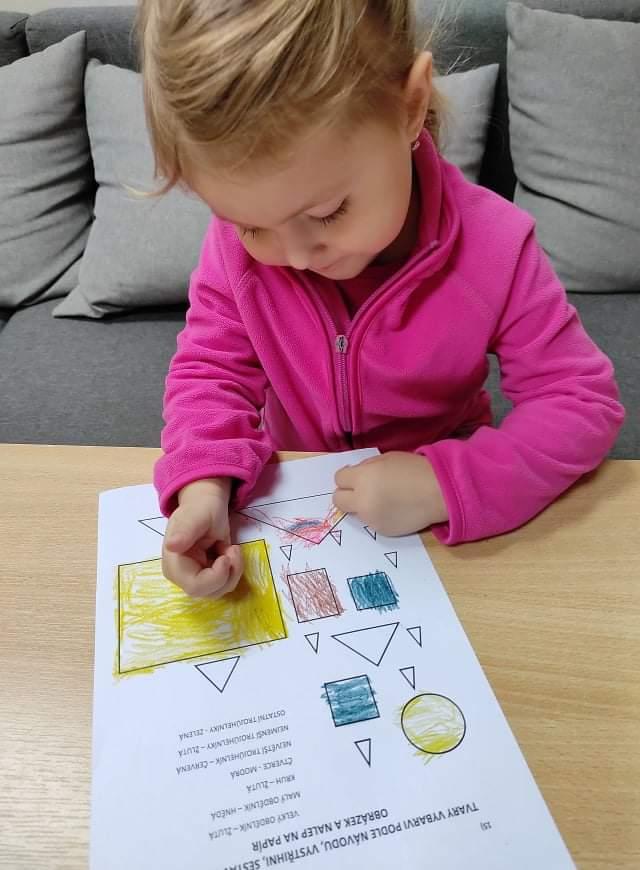 Distanční výuka v MŠ Kamarád (Ten dělá to a ten zas tohle:-)) - 103