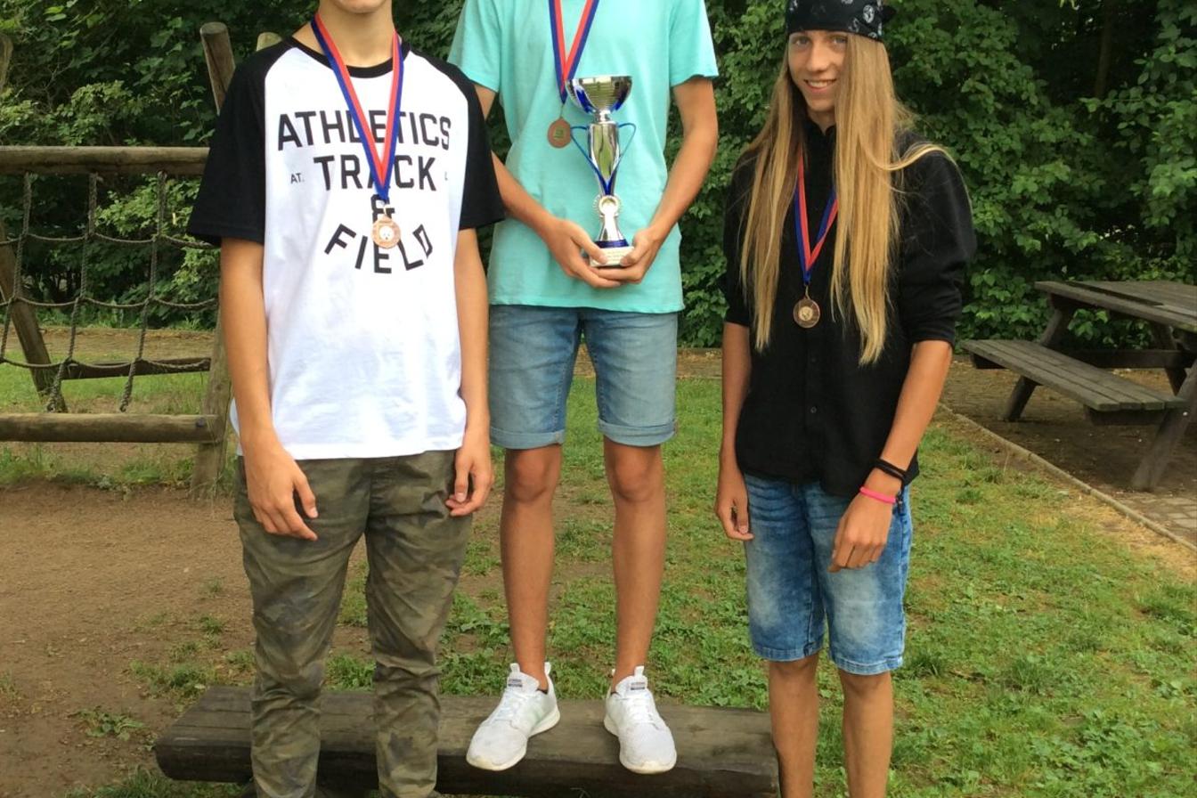 Černá síla na bronzovém stupínku