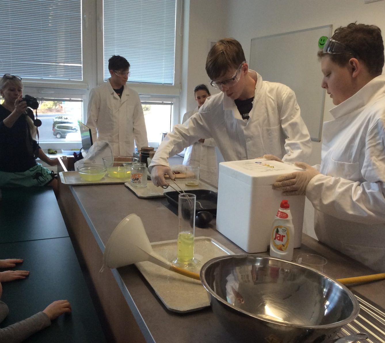 Odpoledne s pokusy Přírodovědného kroužku - 17