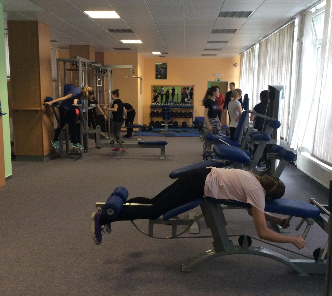 Starší žákyně v posilovně - 5