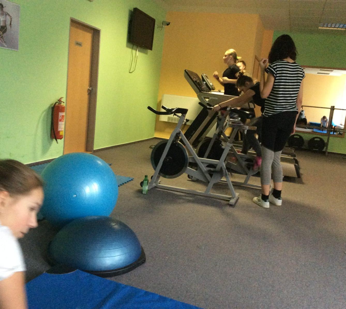 Starší žákyně v posilovně - 6