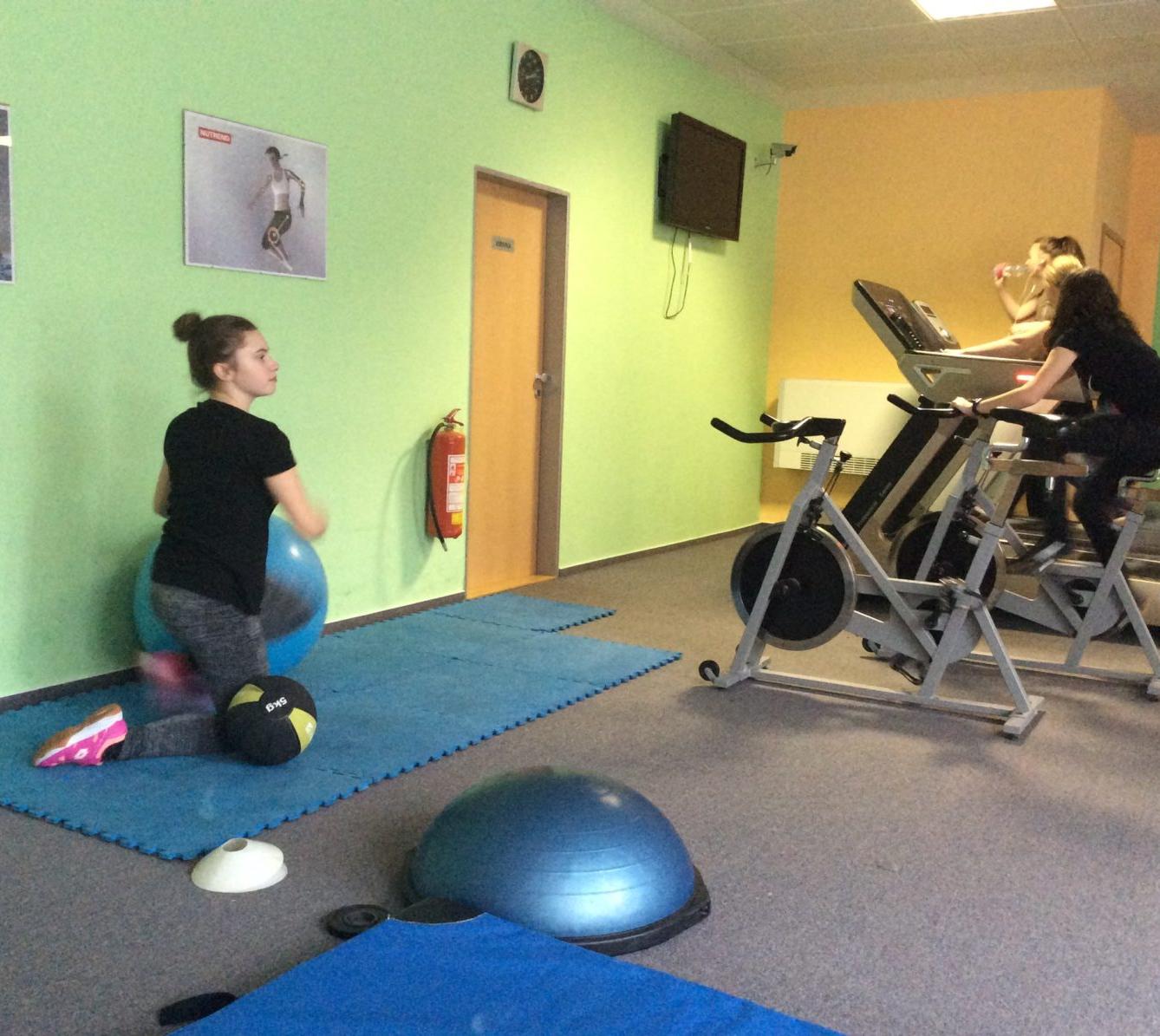 Starší žákyně v posilovně - 9