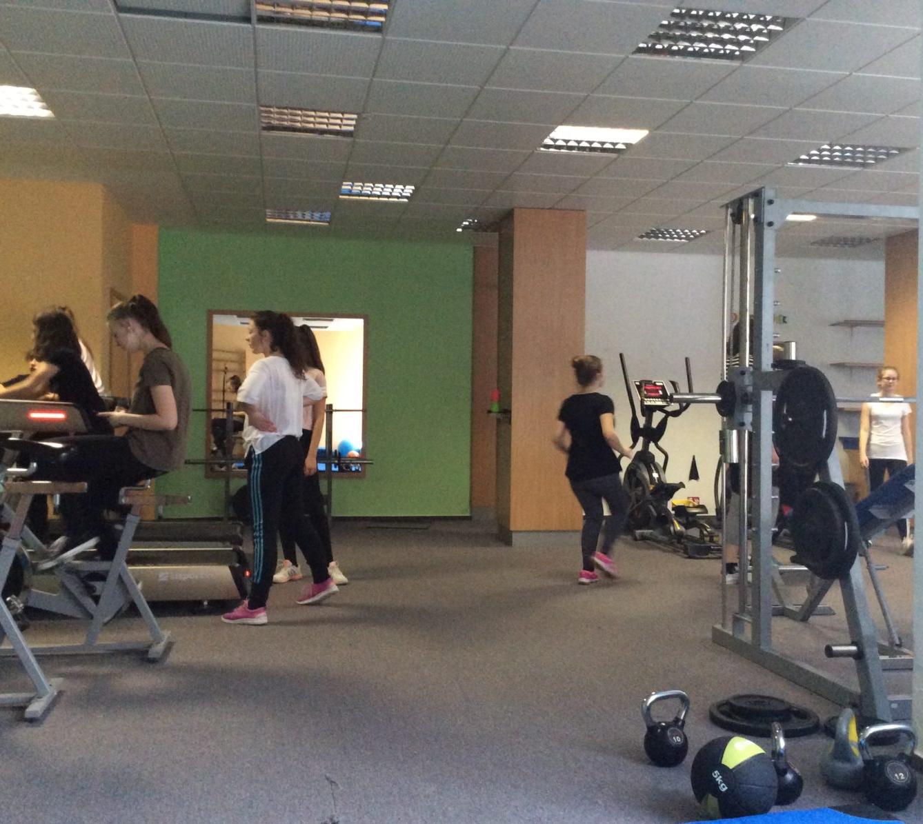 Starší žákyně v posilovně - 12