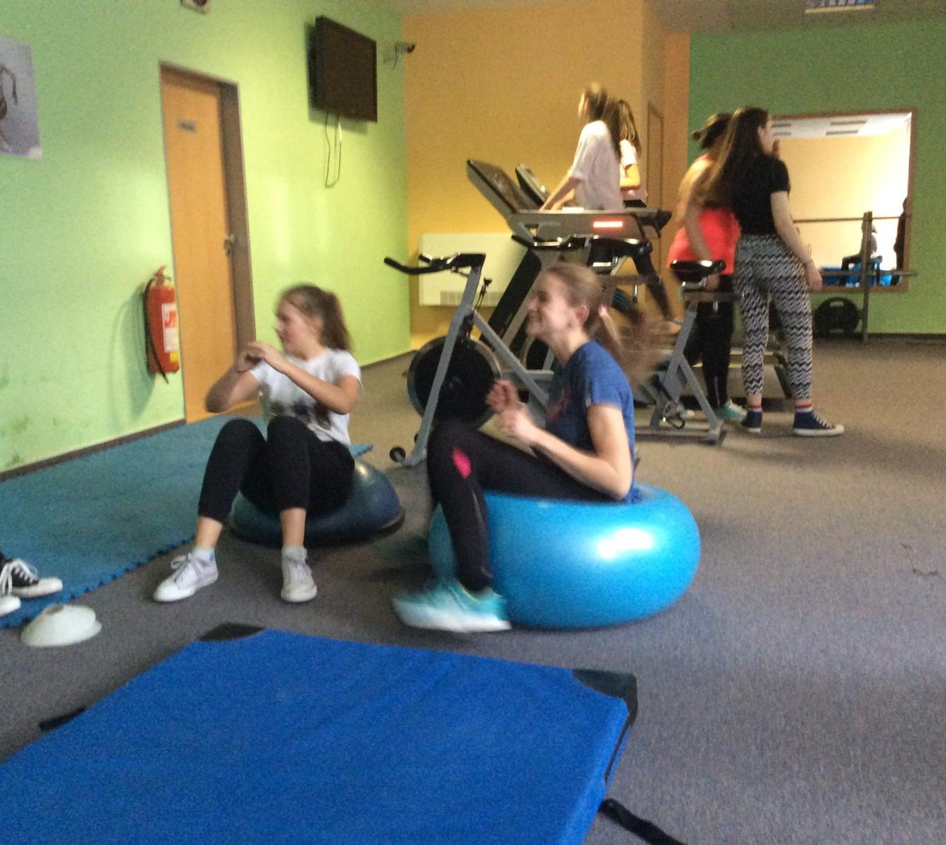 Starší žákyně v posilovně - 13