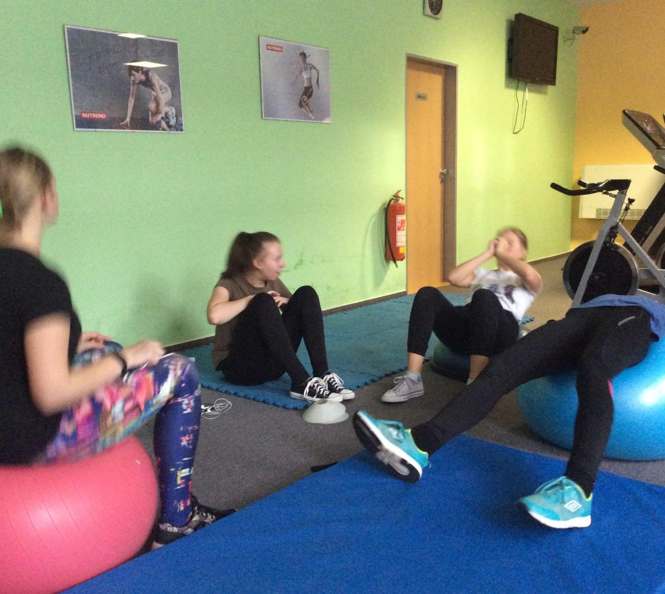 Starší žákyně v posilovně - 15