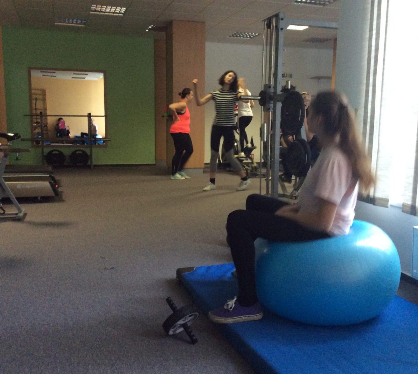 Starší žákyně v posilovně - 16