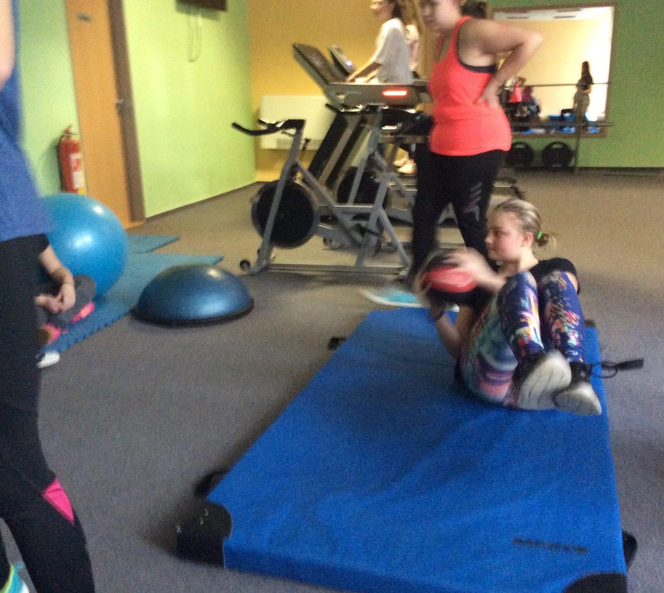 Starší žákyně v posilovně - 17