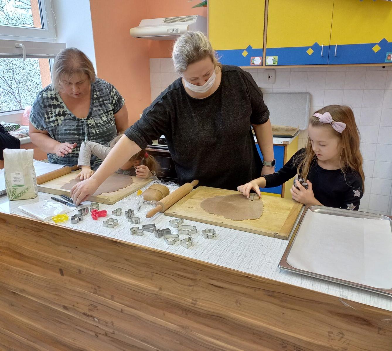 Prvňáčci pečou perníčky - 2