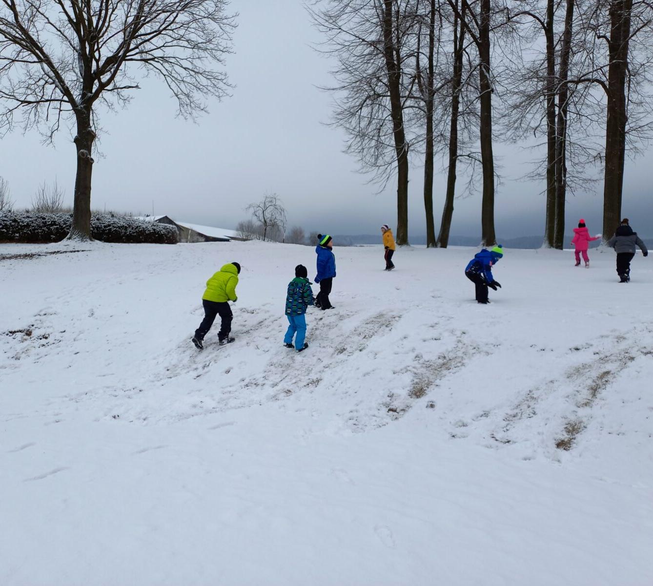 Prvňáčci si užívají sněhovou nadílku - 1