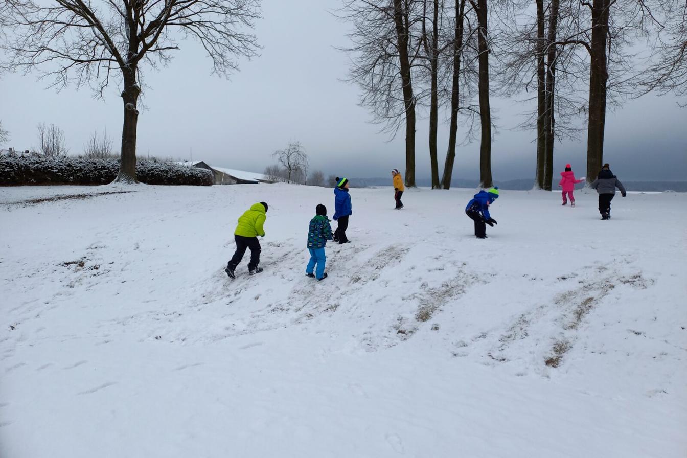 Prvňáčci si užívají sněhovou nadílku