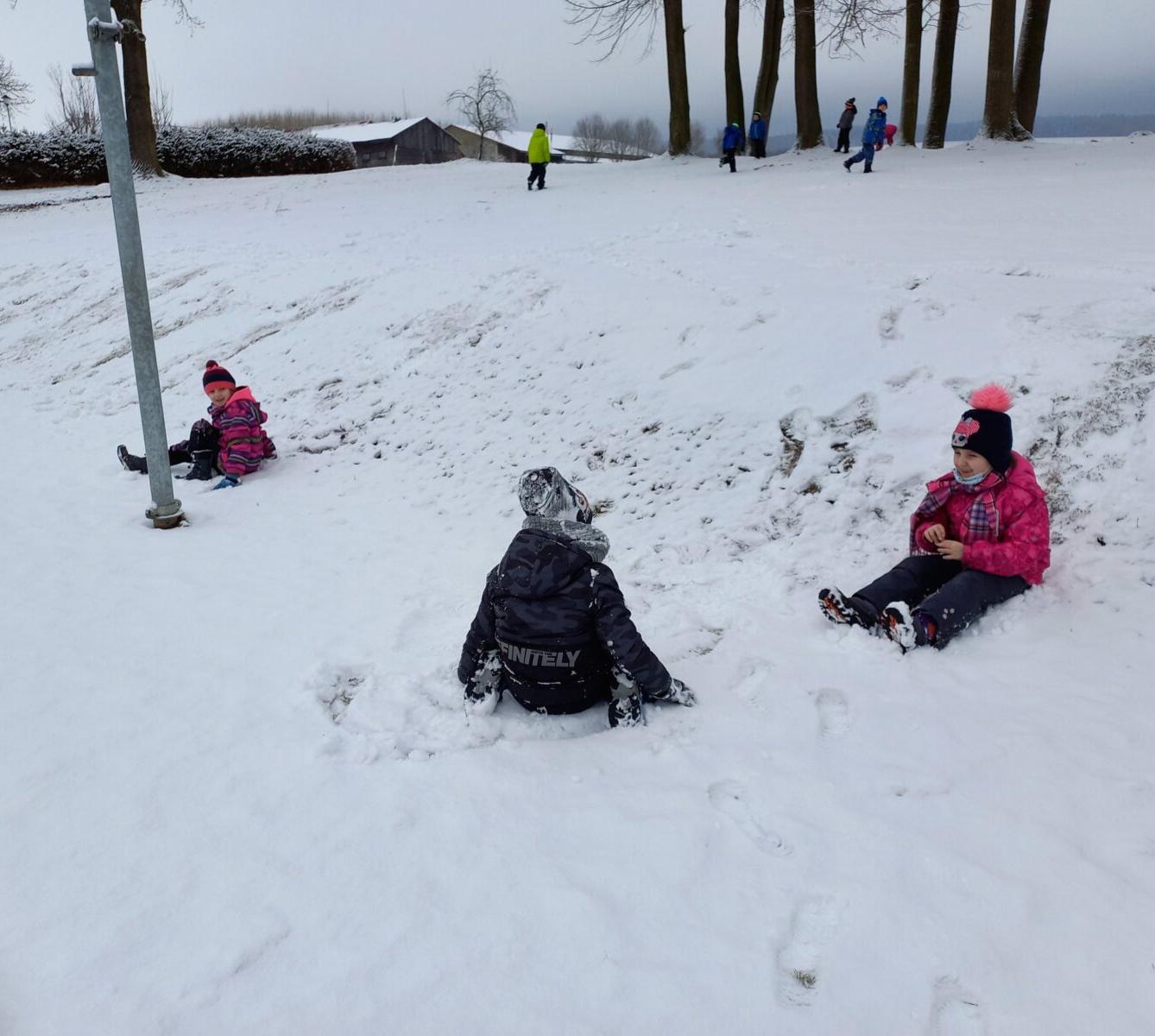 Prvňáčci si užívají sněhovou nadílku - 2