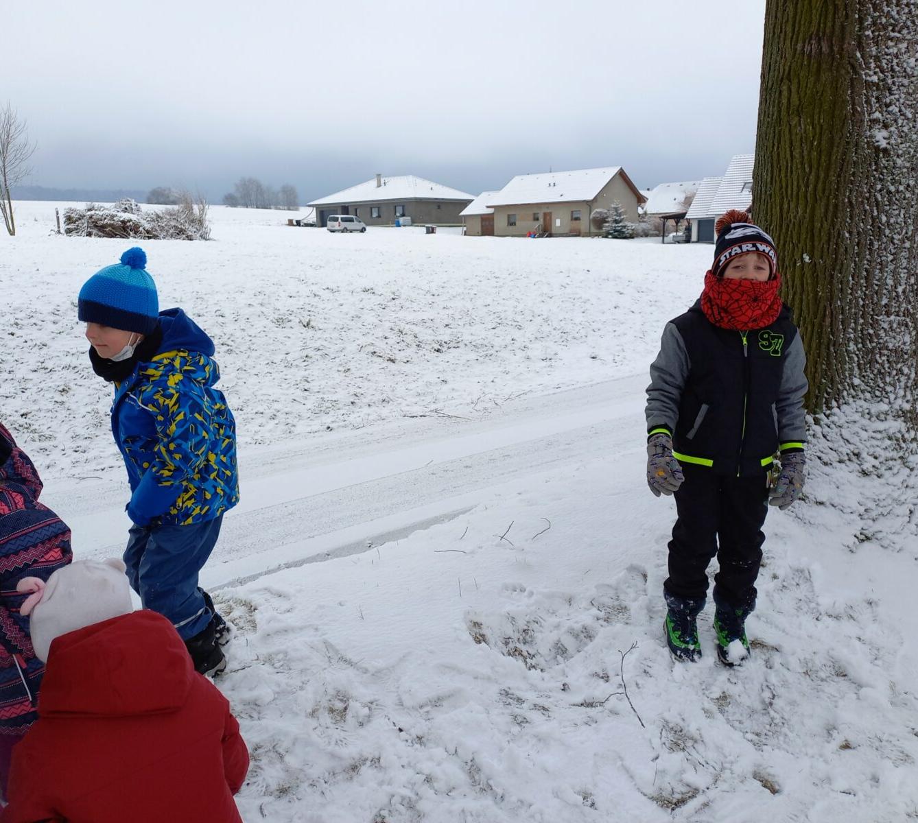 Prvňáčci si užívají sněhovou nadílku - 3