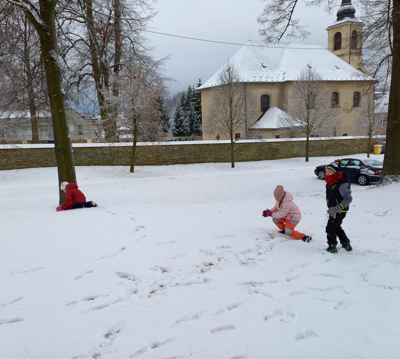 Prvňáčci si užívají sněhovou nadílku - 4