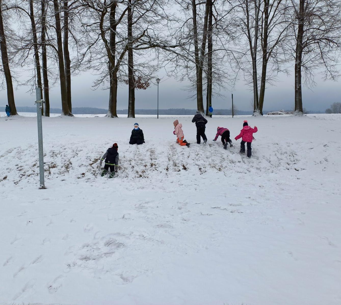 Prvňáčci si užívají sněhovou nadílku - 8