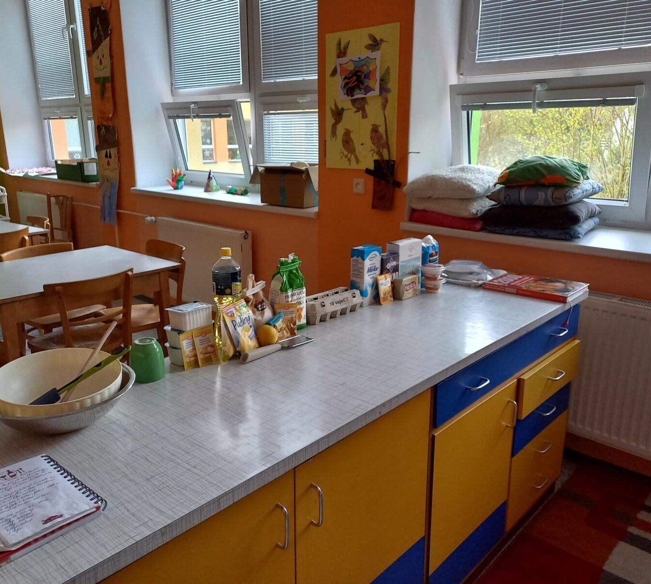 Prvňáčci pečou pro maminky - 1