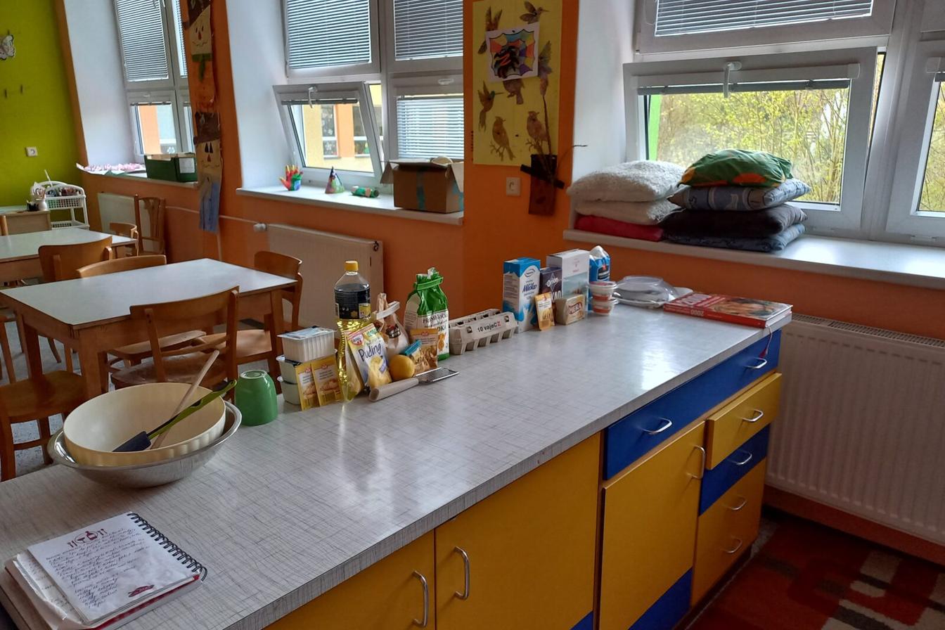 Prvňáčci pečou pro maminky