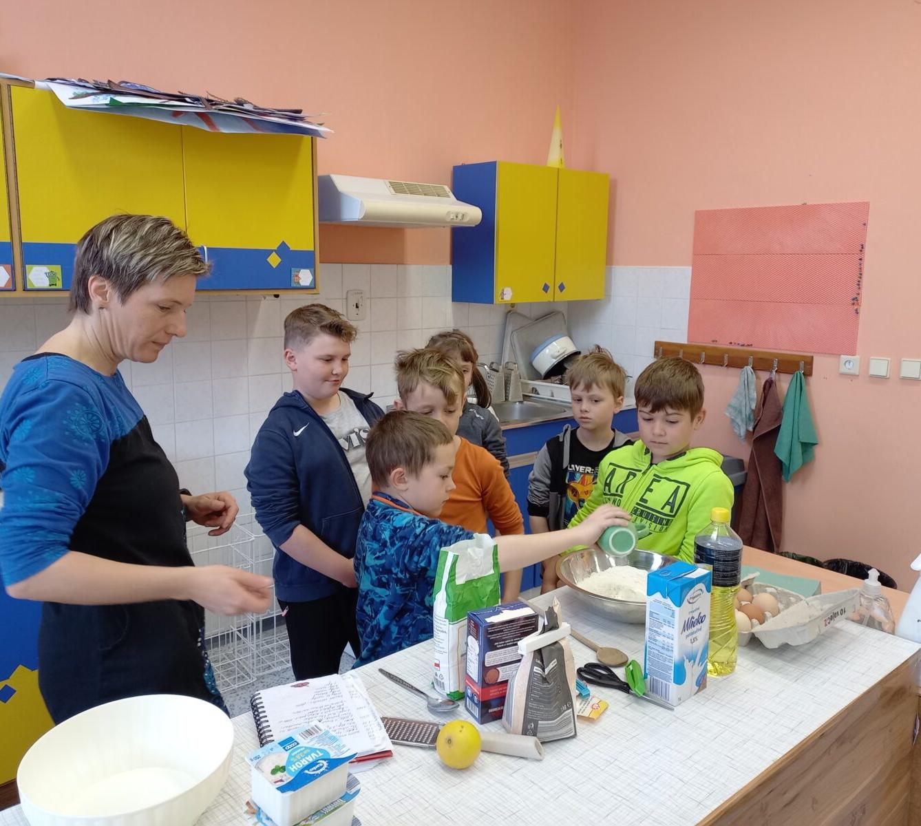 Prvňáčci pečou pro maminky - 5