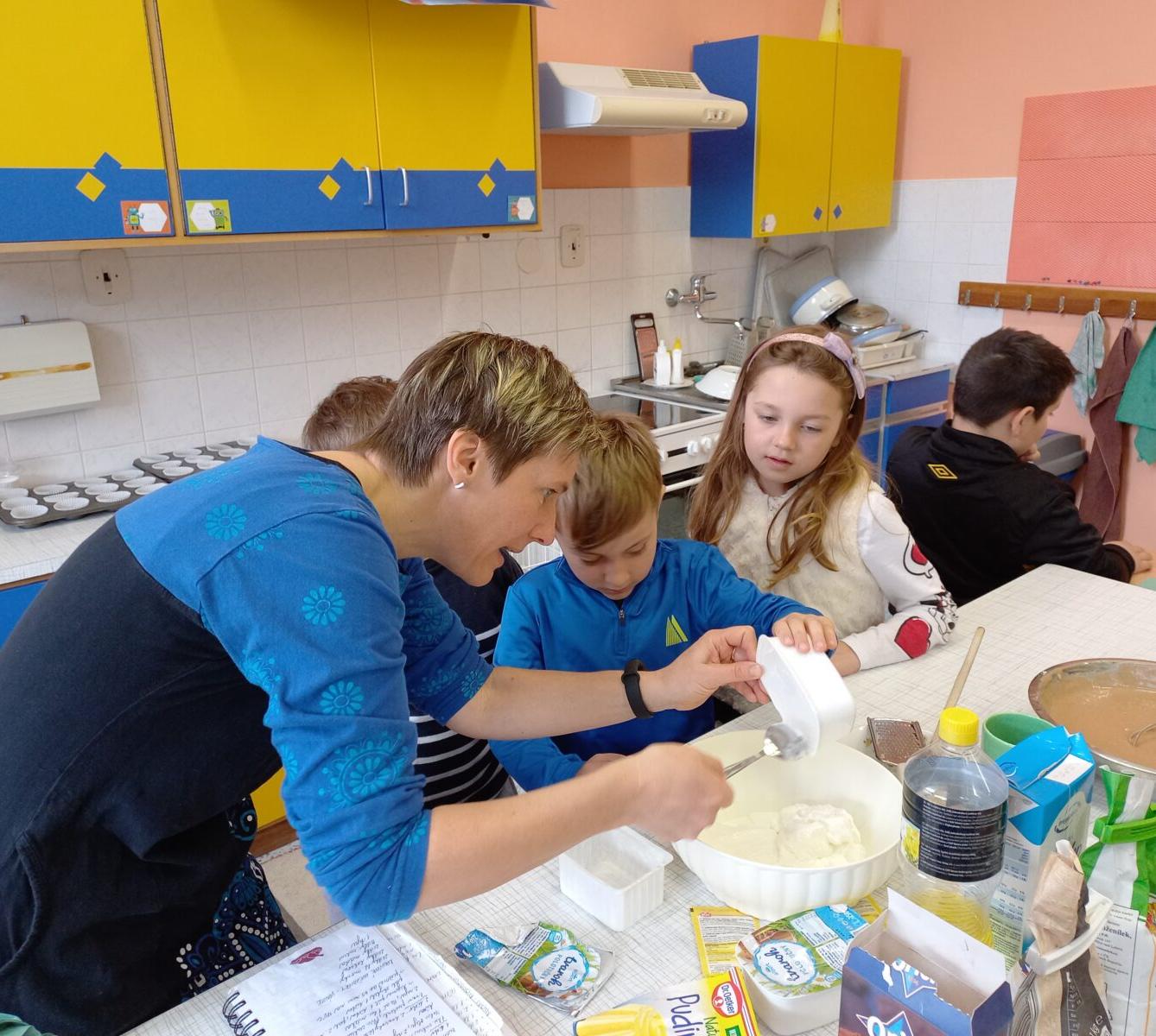 Prvňáčci pečou pro maminky - 11