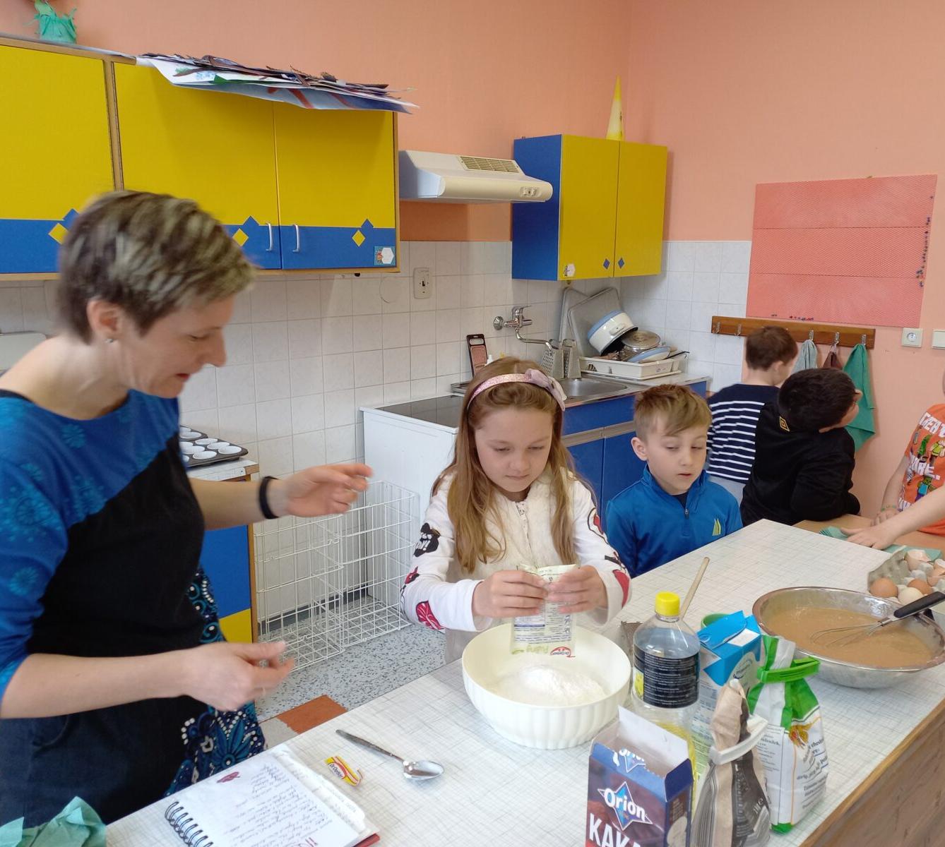 Prvňáčci pečou pro maminky - 14