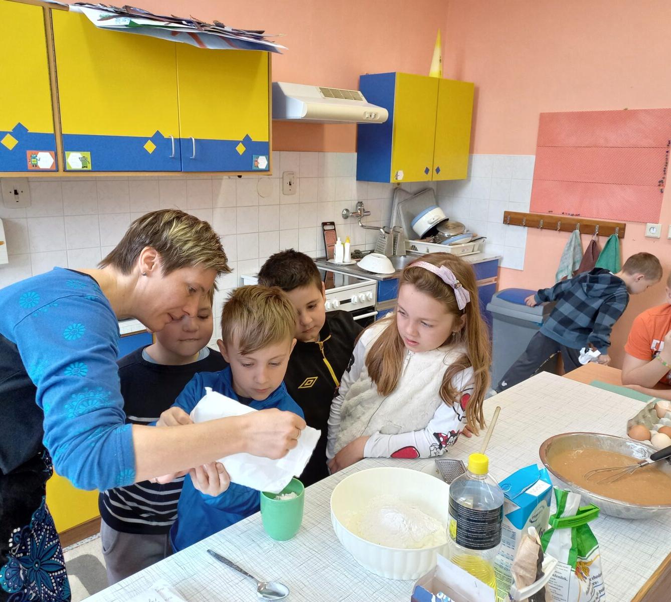 Prvňáčci pečou pro maminky - 15