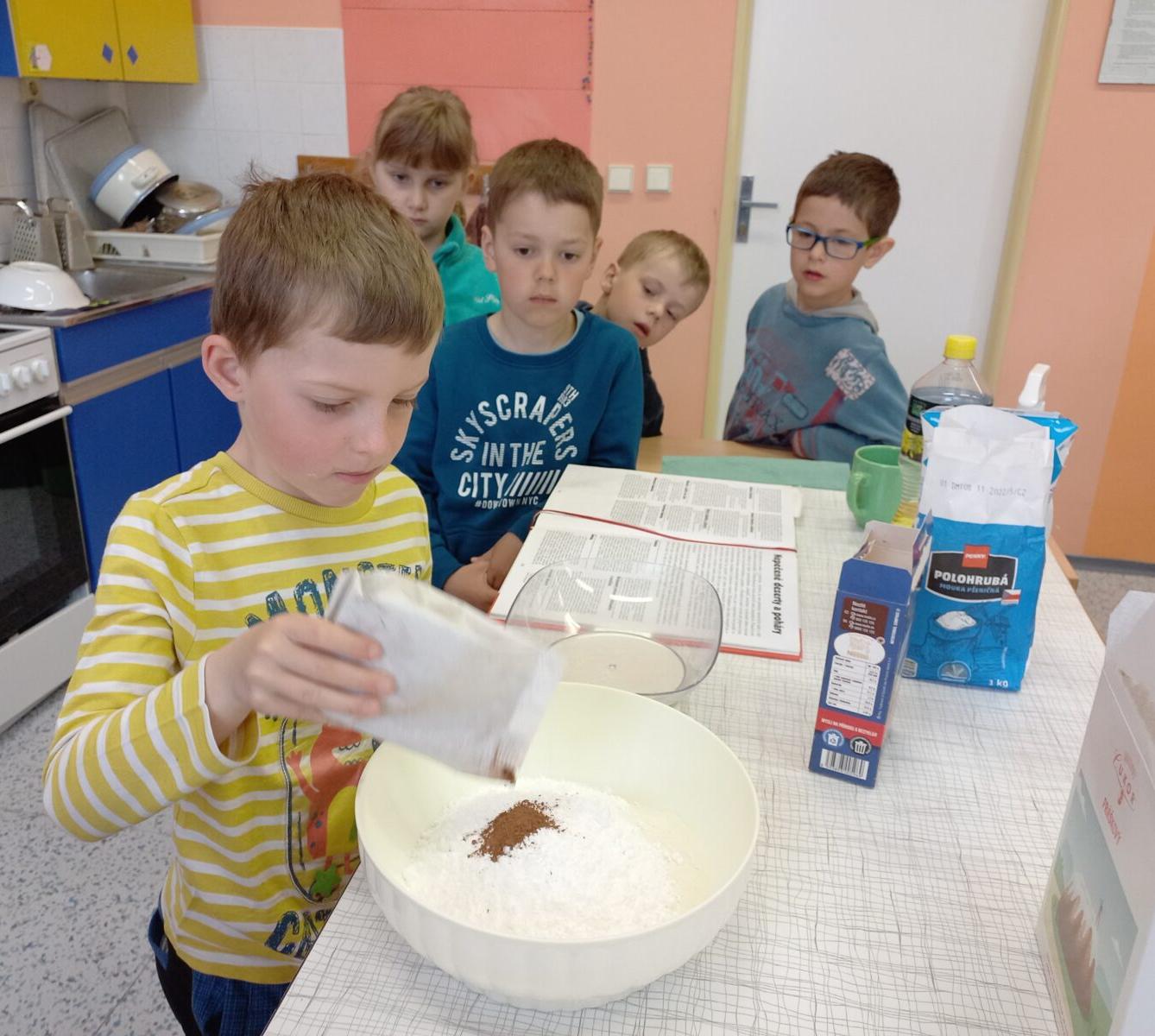 Prvňáčci pečou pro maminky - 20