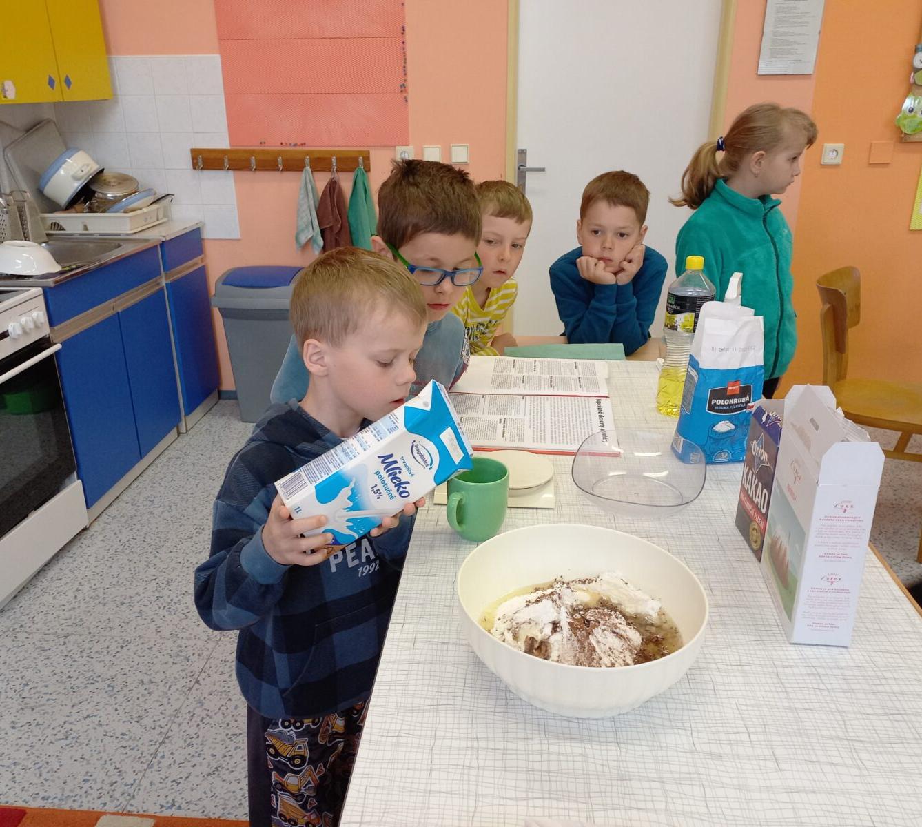 Prvňáčci pečou pro maminky - 22