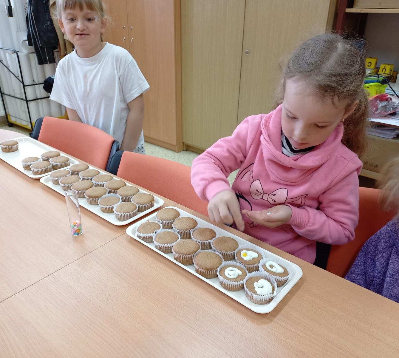 Prvňáčci pečou pro maminky - 24