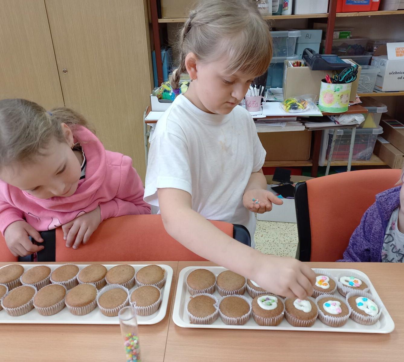 Prvňáčci pečou pro maminky - 25