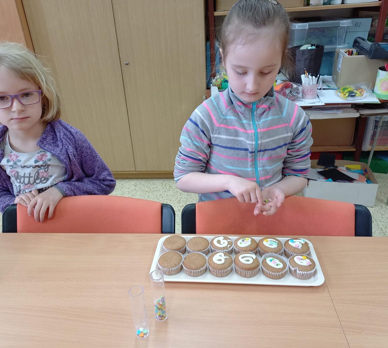 Prvňáčci pečou pro maminky - 28