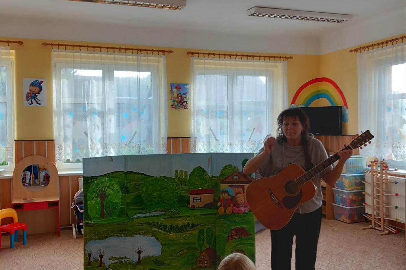 Naší školku navštívilo Divadlo u dvou Sluncí