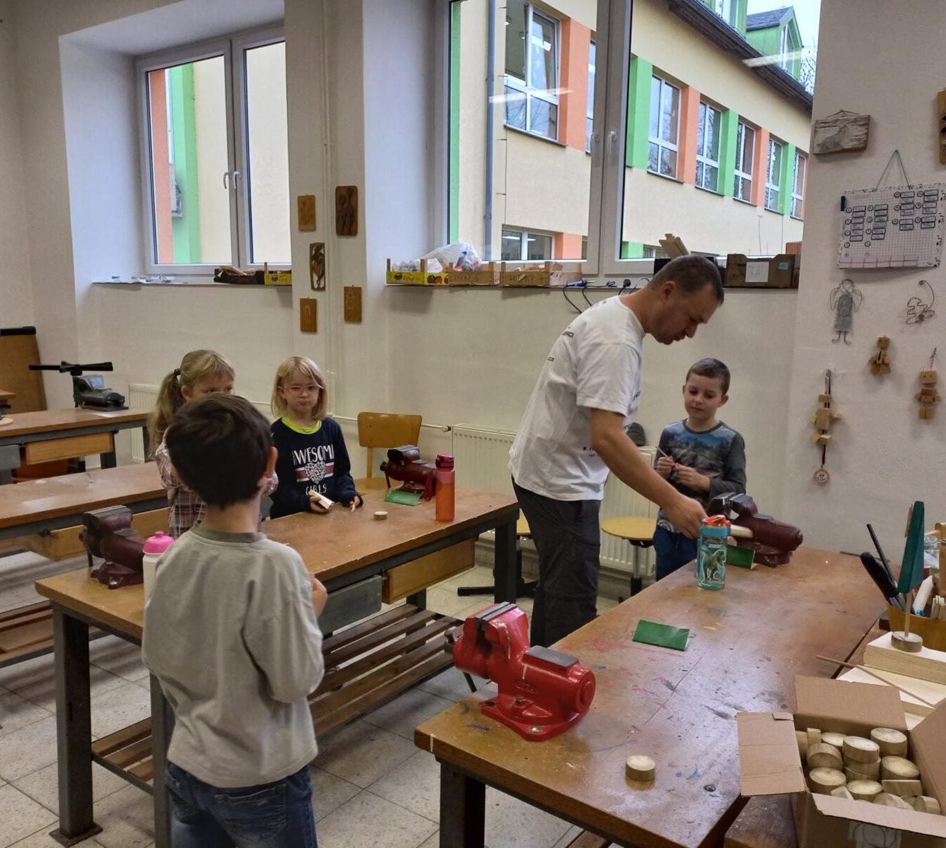 Druháčci tvořili výrobky na vánoční jarmark - 3