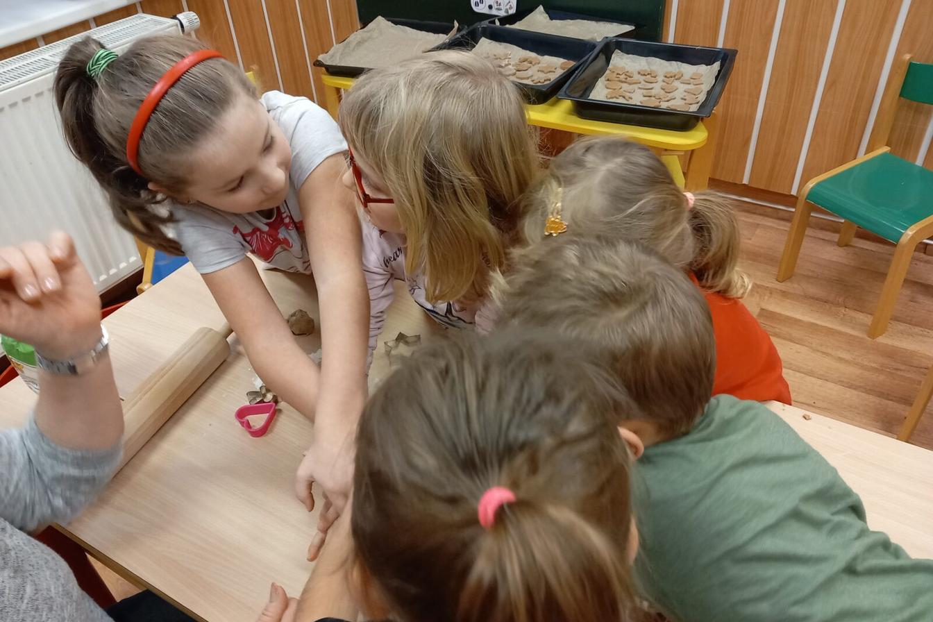 Pečení a zdobení perníčků a strojení stromečku...