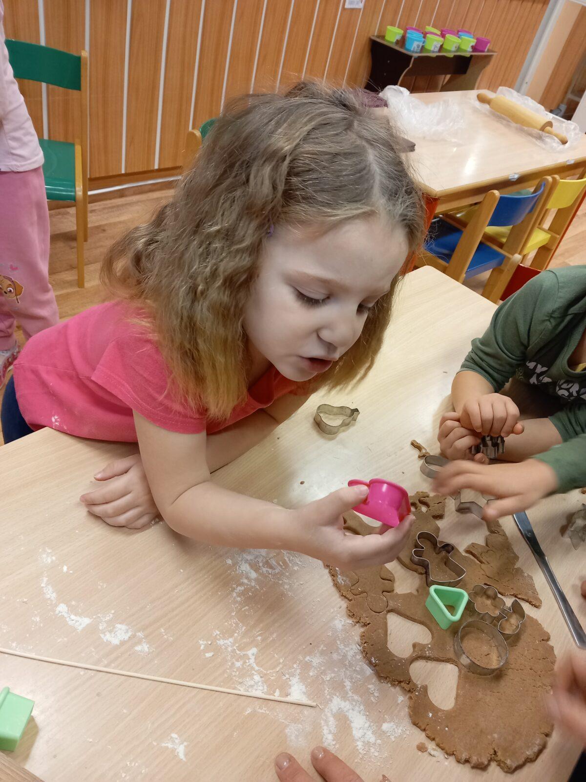 Pečení a zdobení perníčků a strojení stromečku... - 11