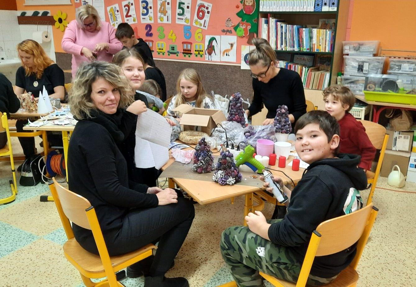 29. 11. Tvoření na jarmark v 1.B - 1