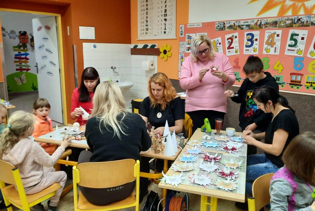 29. 11. Tvoření na jarmark v 1.B - 2