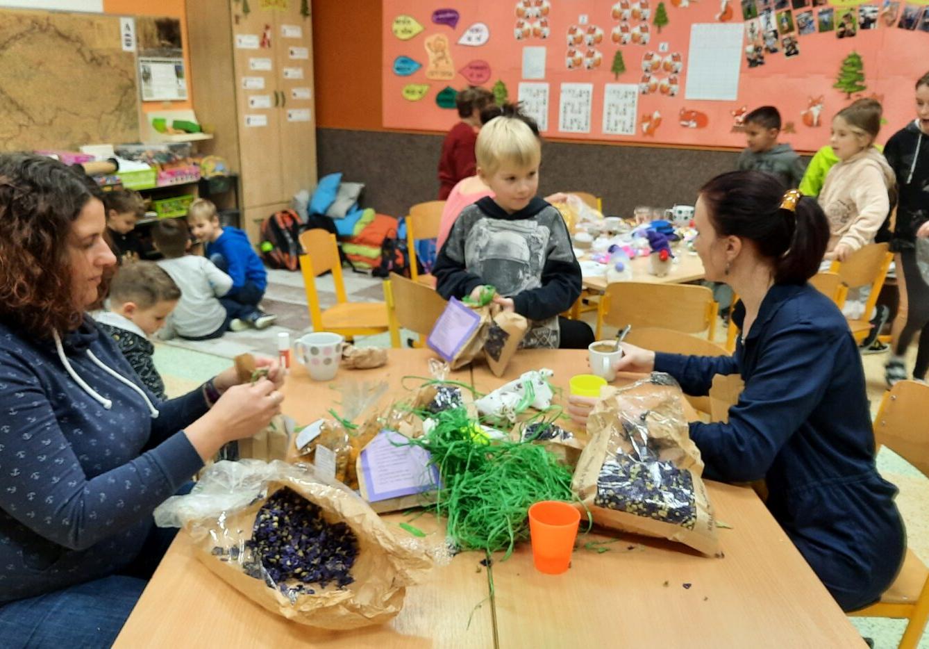 29. 11. Tvoření na jarmark v 1.B - 3