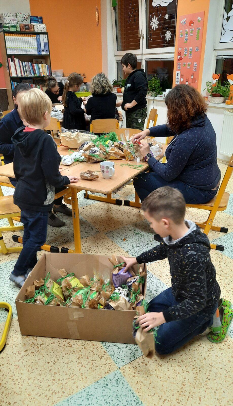 29. 11. Tvoření na jarmark v 1.B - 4