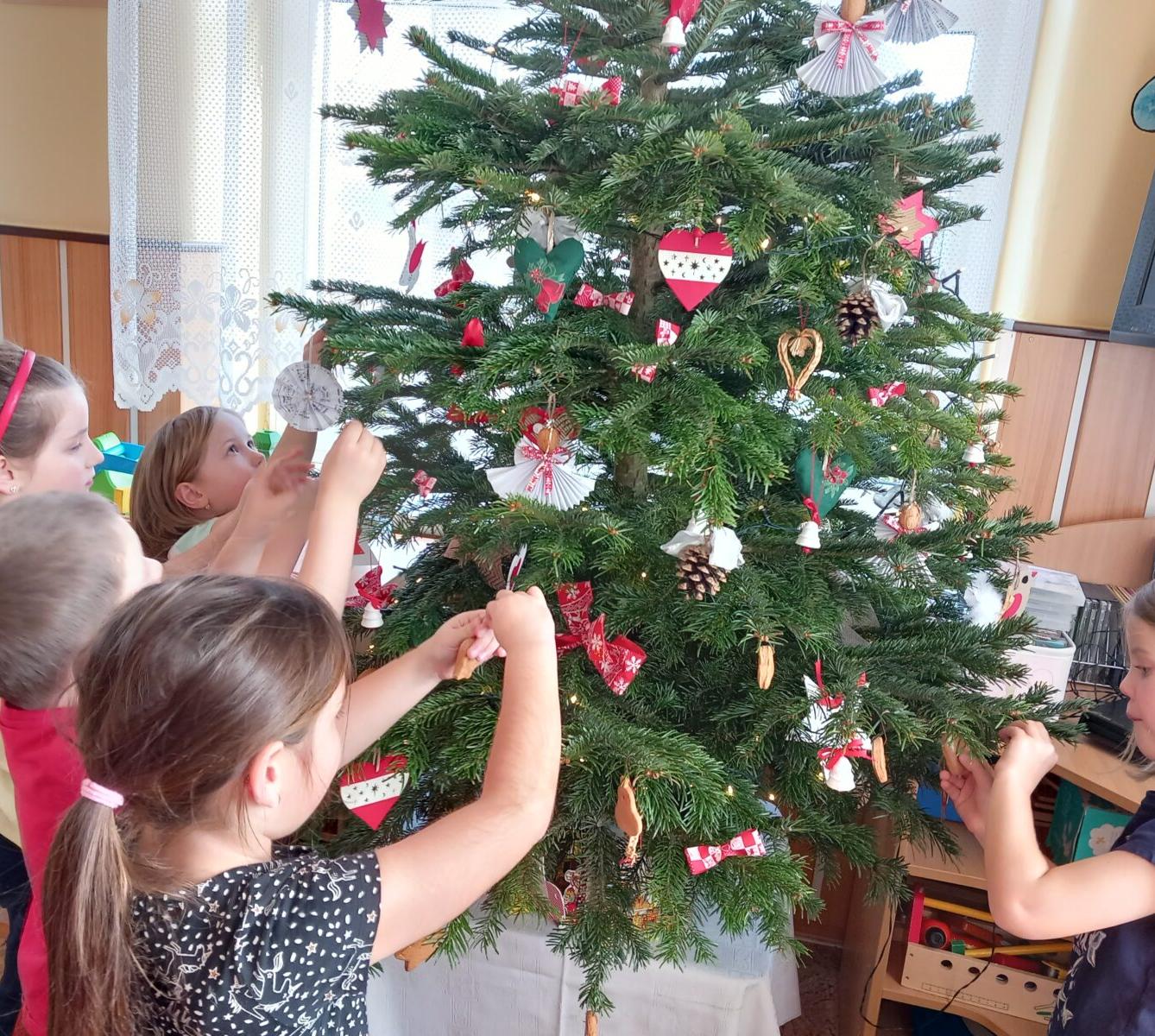 Pečení a zdobení perníčků a strojení stromečku... - 15