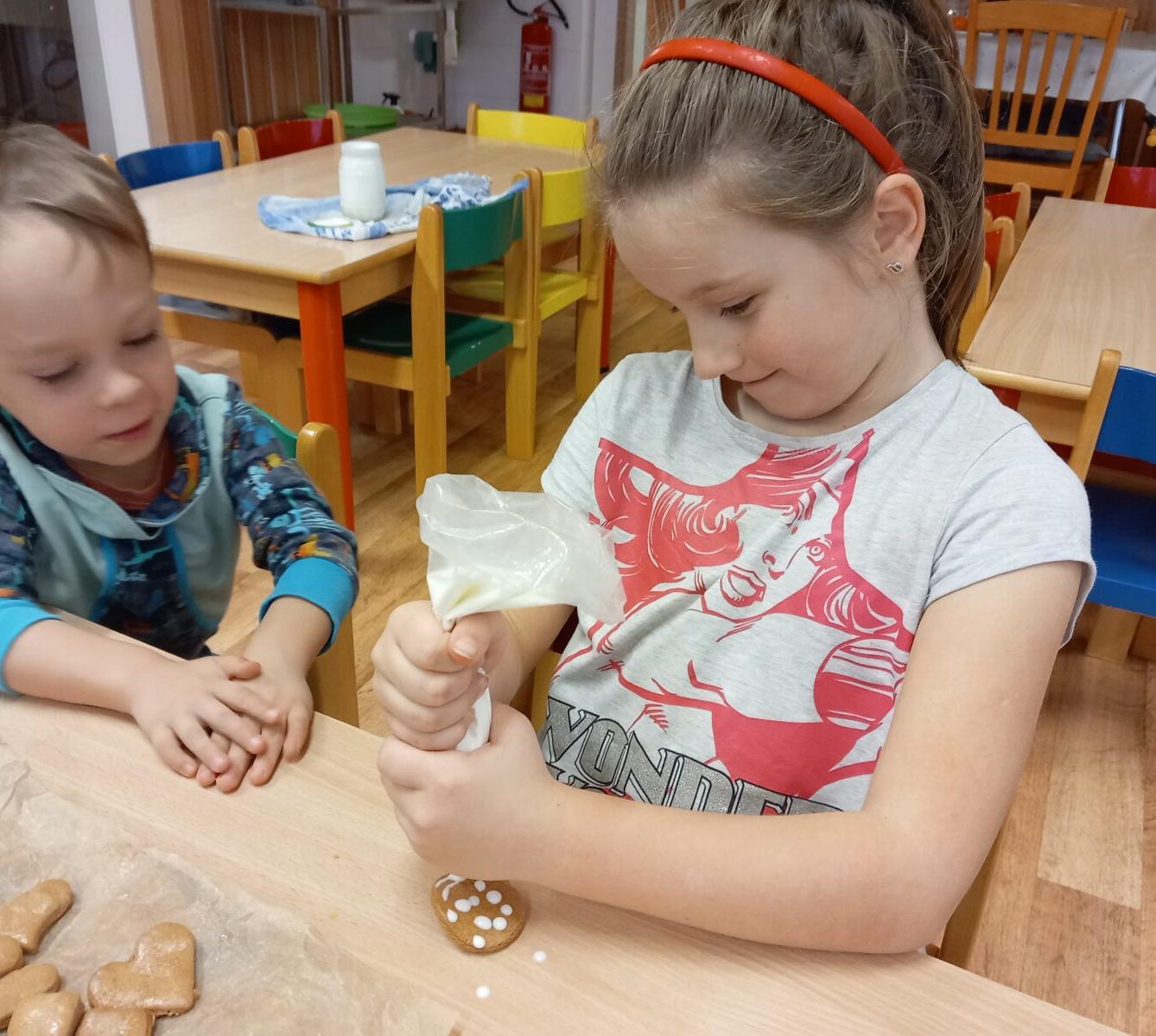 Pečení a zdobení perníčků a strojení stromečku... - 17