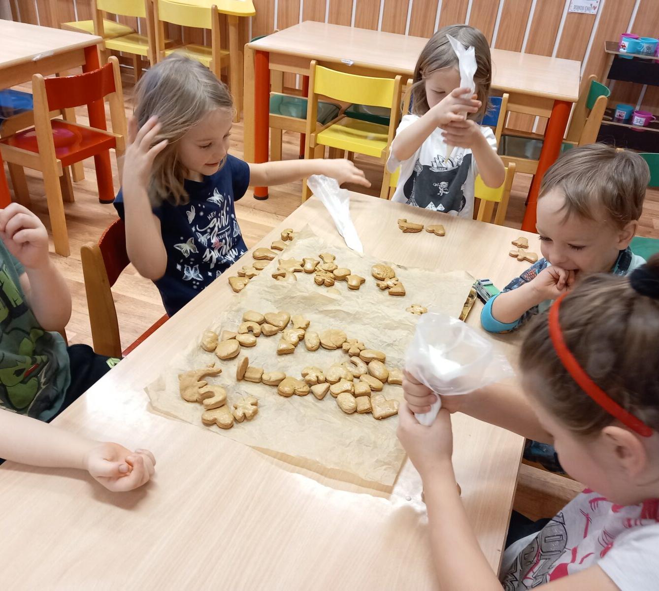 Pečení a zdobení perníčků a strojení stromečku... - 18