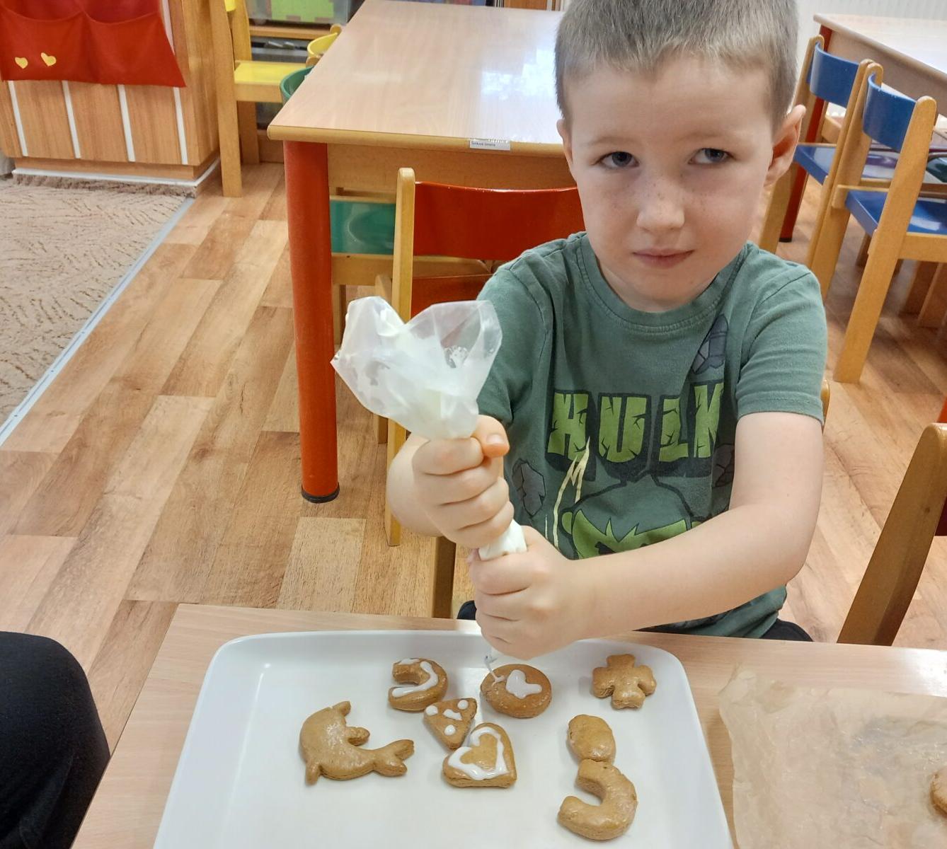 Pečení a zdobení perníčků a strojení stromečku... - 21