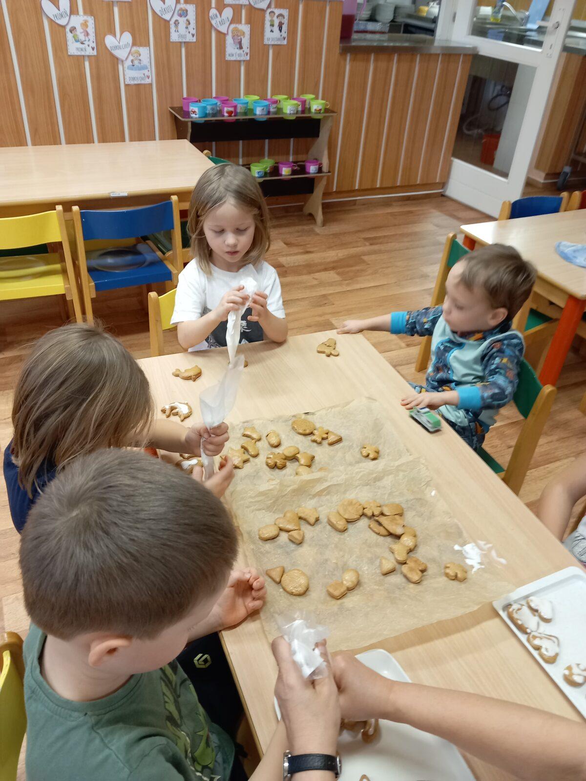 Pečení a zdobení perníčků a strojení stromečku... - 23