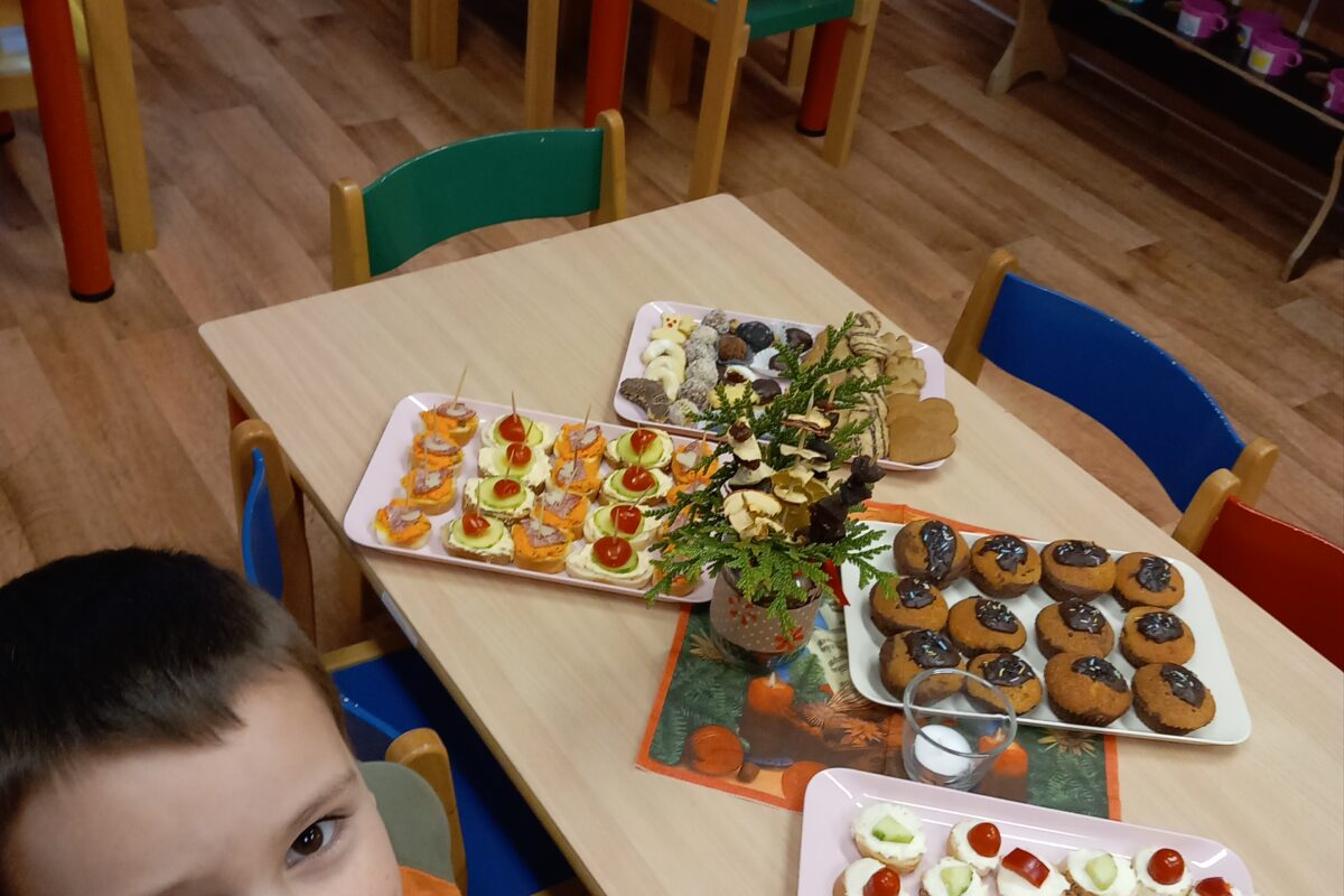 Vánoční setkání s rodiči - společné tvoření, hledání vánočního pokladu, zpívání koled, ochutnávka cukroví a punče...