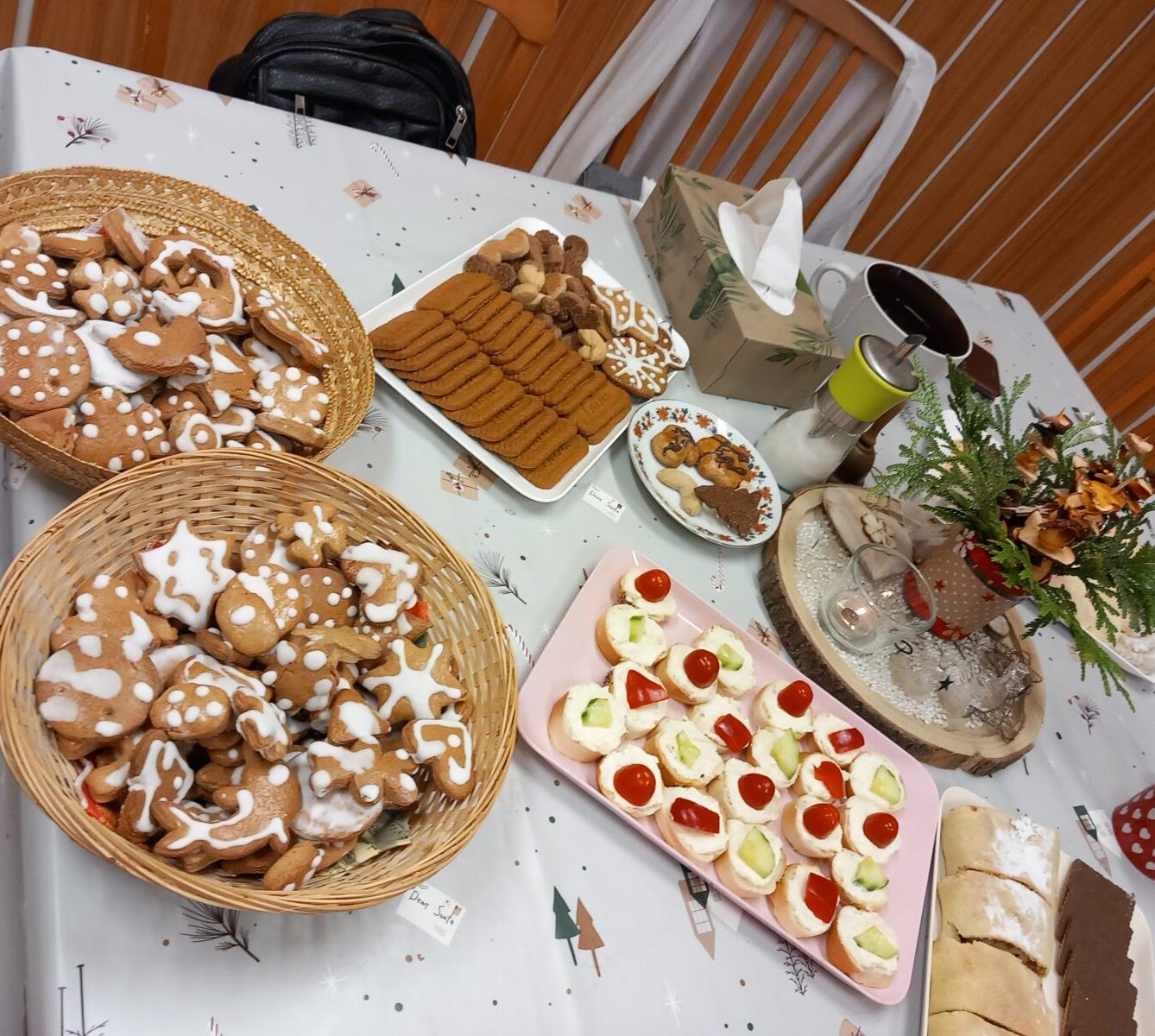 Vánoční setkání s rodiči - společné tvoření, hledání vánočního pokladu, zpívání koled, ochutnávka cukroví a punče... - 9