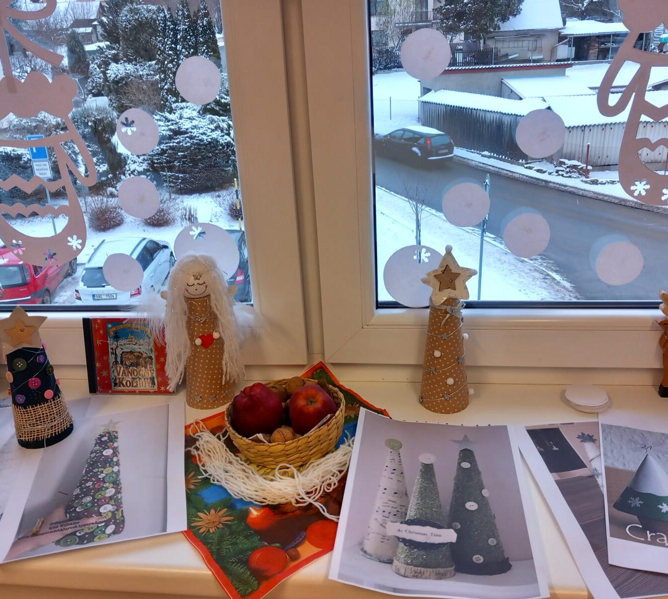 Vánoční setkání s rodiči - společné tvoření, hledání vánočního pokladu, zpívání koled, ochutnávka cukroví a punče... - 13