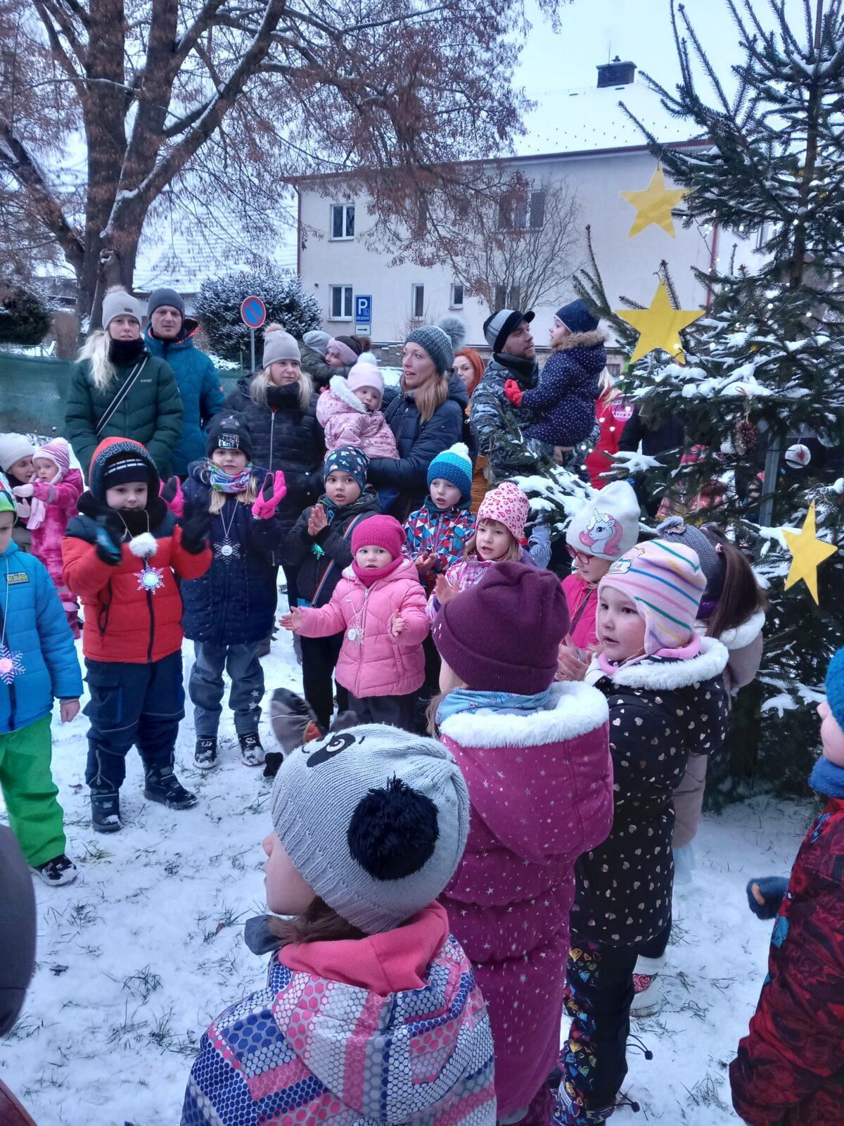 Vánoční setkání s rodiči - společné tvoření, hledání vánočního pokladu, zpívání koled, ochutnávka cukroví a punče... - 15