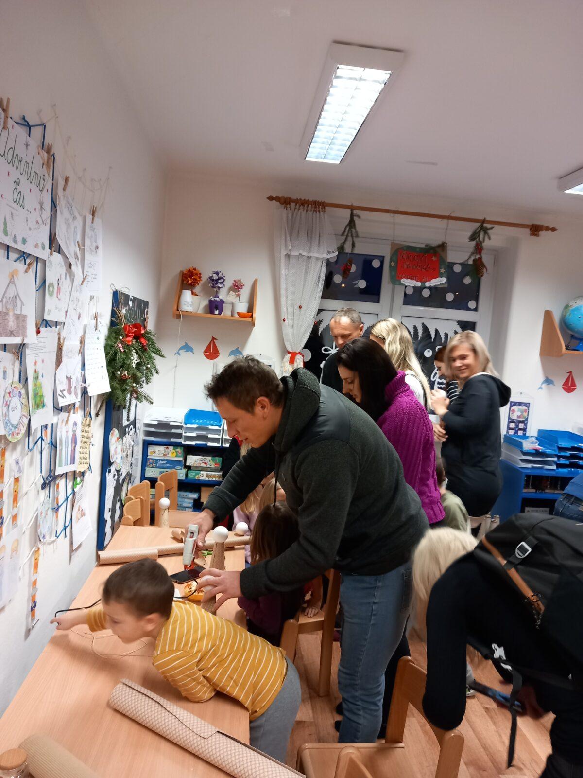 Vánoční setkání s rodiči - společné tvoření, hledání vánočního pokladu, zpívání koled, ochutnávka cukroví a punče... - 17