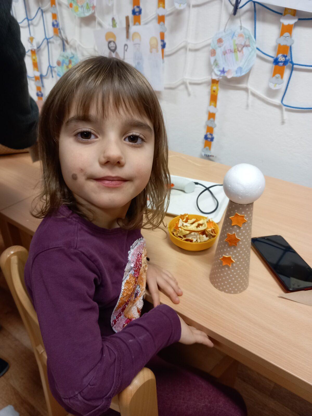 Vánoční setkání s rodiči - společné tvoření, hledání vánočního pokladu, zpívání koled, ochutnávka cukroví a punče... - 22