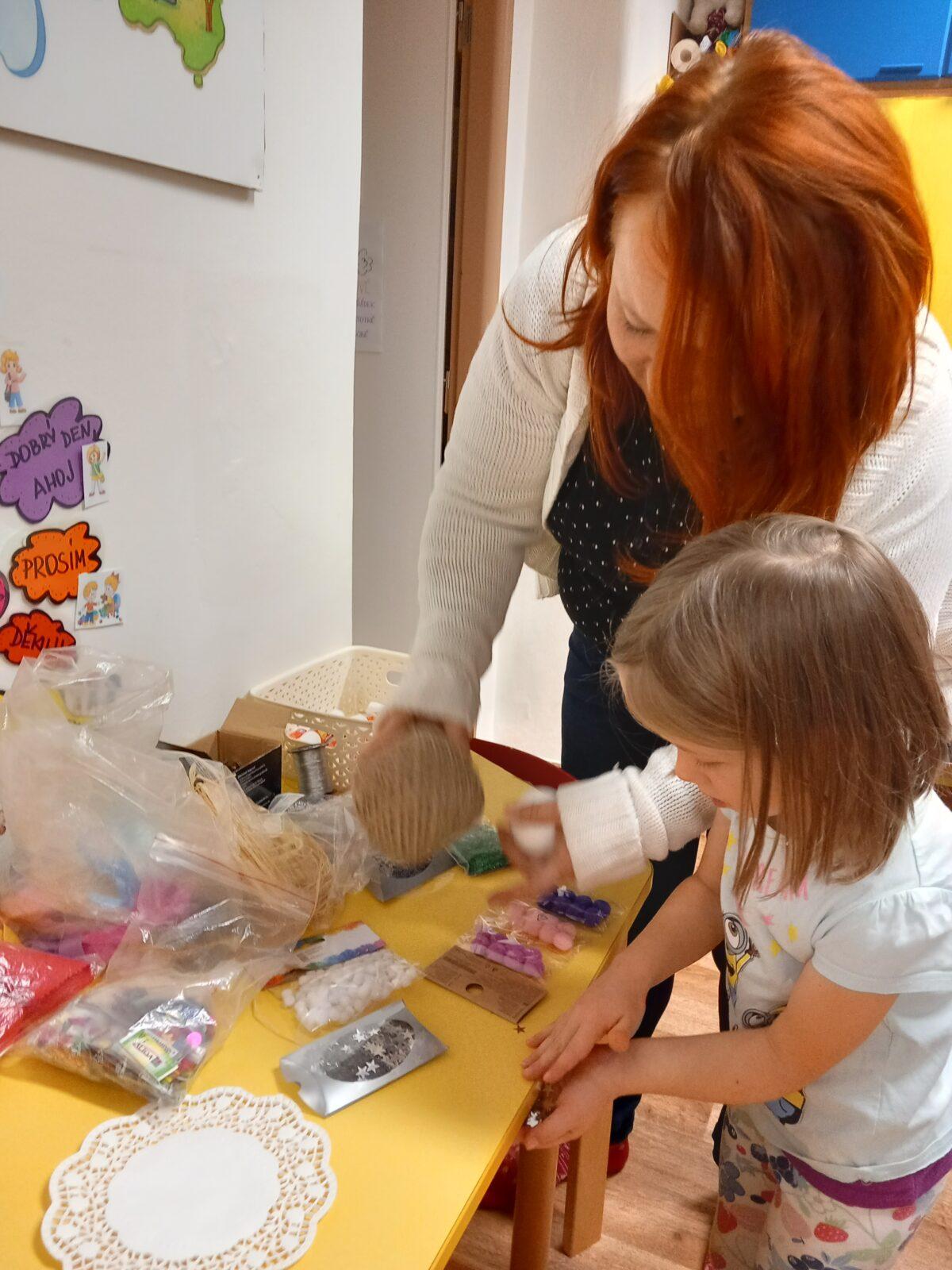 Vánoční setkání s rodiči - společné tvoření, hledání vánočního pokladu, zpívání koled, ochutnávka cukroví a punče... - 28